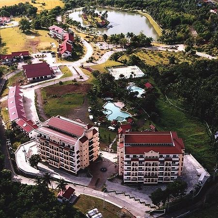 Graceland Estates And Country Club Lucena Bagian luar foto