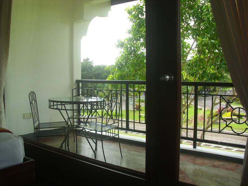 Graceland Estates And Country Club Lucena Bagian luar foto